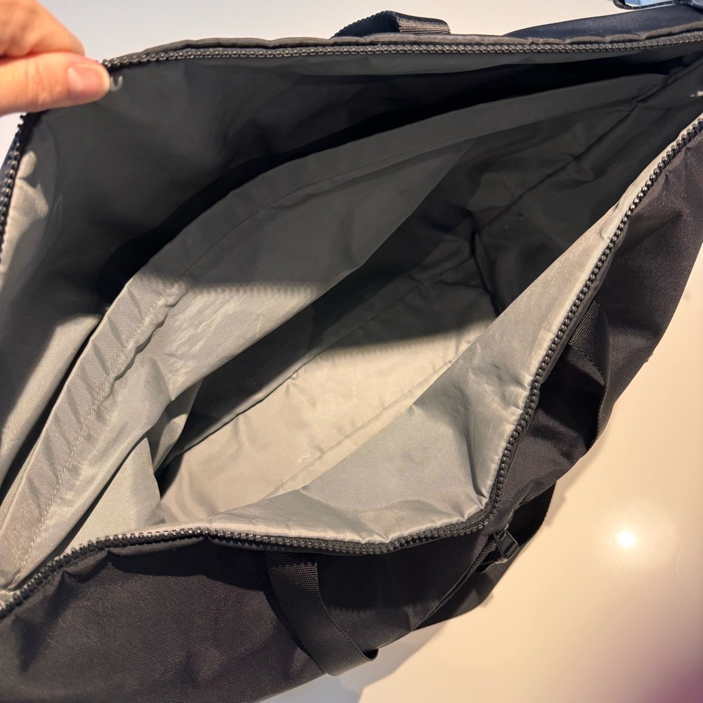 The North Face Crossbody Tote / Black - Picture 6 of 7